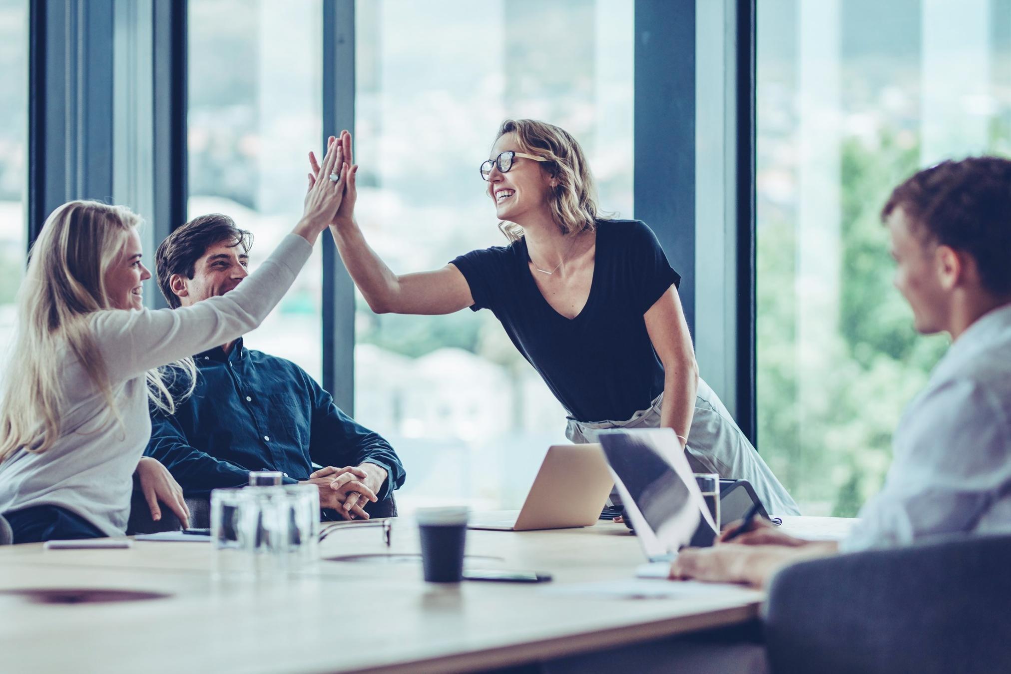 Estudiante revisando presupuesto mensual con calculadora