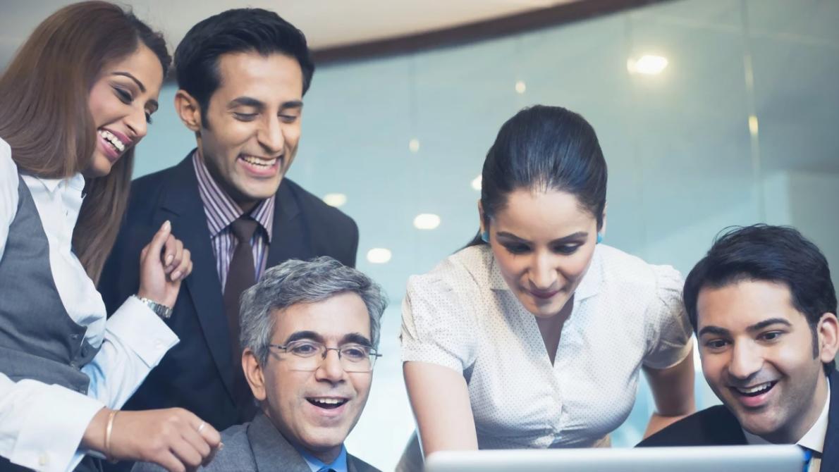 Estudiantes colaborando en presupuestos minimalistas