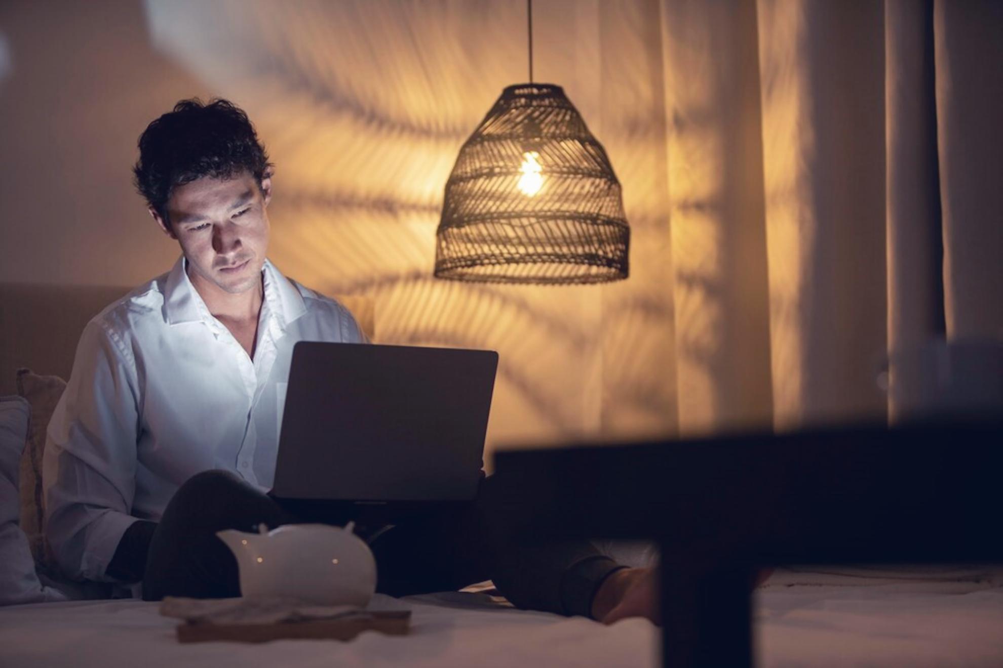 Estudiantes internacionales participando en cursos en línea desde diferentes ubicaciones