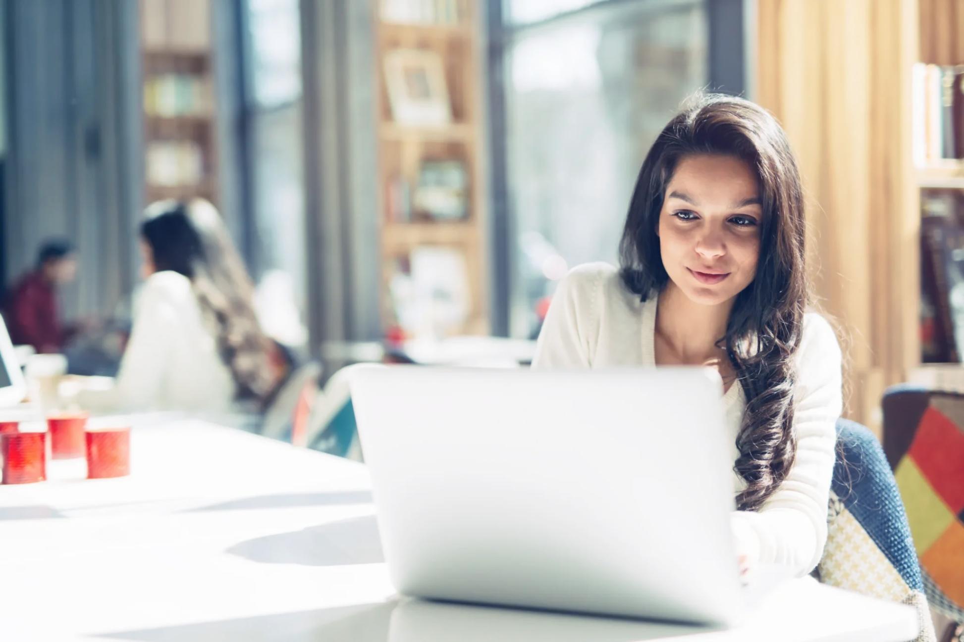 Plataforma educativa en línea con recursos de aprendizaje interactivos